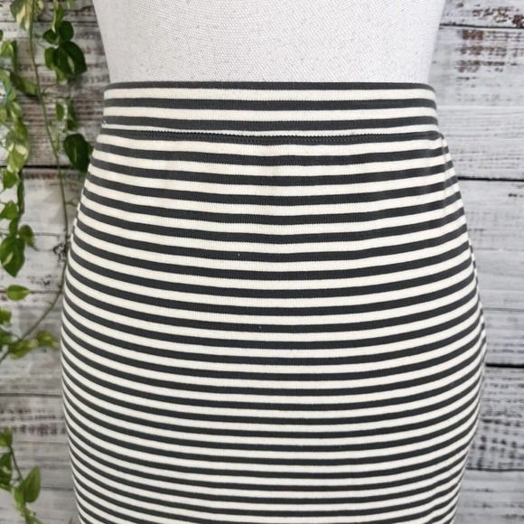 Max Studio Skirt size Medium Gray White Striped Pencil Jersey Stretch Knee Slim - Picture 5 of 10